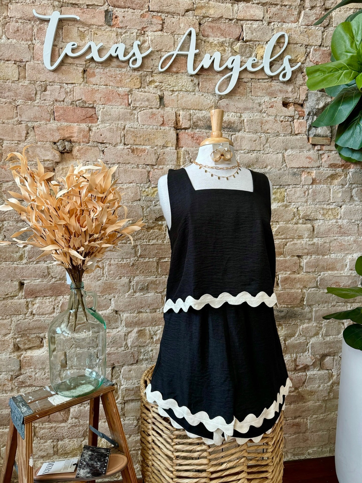 That's What She Said Black Scalloped Hem Tank